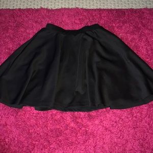 Adorable black skirt!